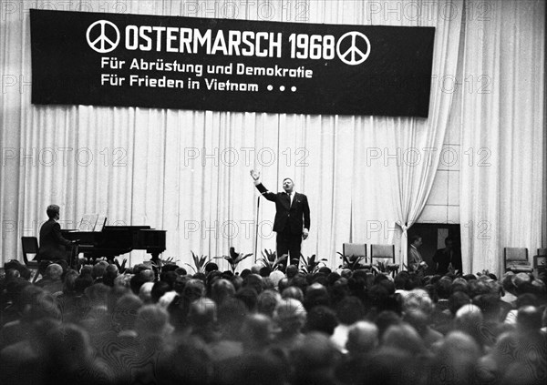 DEU, Germany, Dortmund: Personalities from politics, business and culture from the years 1965-71. Peace movement. Easter March 1968, Europe