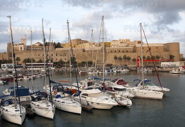 Yachts in harbour and old walled fortress Melilla la Vieja, Melilla, Spanish territory in north Africa, Spain, Europe