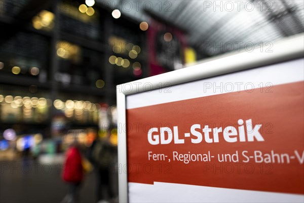 A sign at Berlin Central Station refers to the GDL railway strike. Today is the second day of the strike by the train drivers' union GDL, on which train cancellations are to be expected. Berlin, 11.01.2024