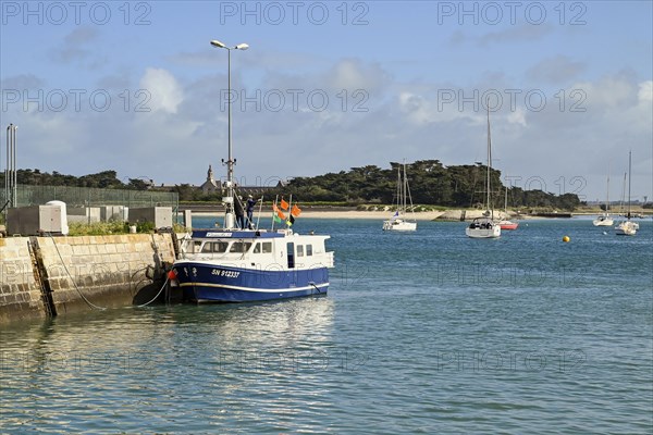 Ships and boats at quay walls, Le Croisic, Loire-Atlantique, Pays de la Loire, France, Europe