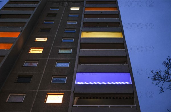 Illuminated flats and balconies in a tower block in Gropiusstadt. The rise in rents in German cities has increased again in the past year, Berlin, 16.01.2023