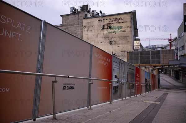 Construction site, controversial building project of Rene Benko's insolvent company Signa, logo, ongoing insolvency proceedings, ZWEIHOCHFUeNF agency, former Galeria Kaufhof, Koenigsstrasse, Schulstrasse, Stuttgart, Baden-Wuerttemberg, Germany, Europe