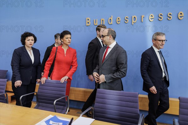 Amira Mohamed Ali, MP, Dr Sahra Wagenknecht, Prof Dr Shervin Haghsheno, university lecturer and entrepreneur, and Thomas Geisel, former Mayor of Duesseldorf, at the Federal Press Conference on the founding of the Sahra Wagenknecht Alliance party