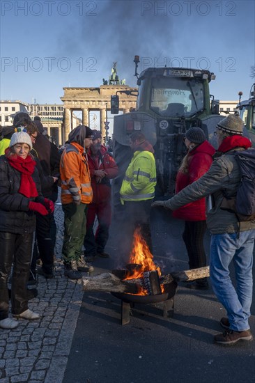 Germany, Berlin, 08.01.2024, Protest by farmers in front of the Brandenburg Gate, nationwide protest week against the policies of the traffic light government and cuts for farms, heat fire, Europe