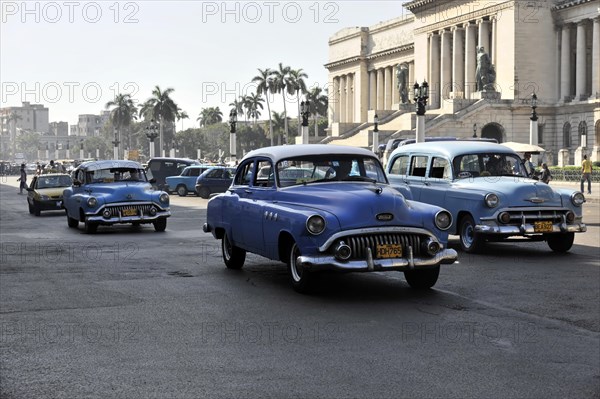 Several vintage cars from the 1950s in the centre of Havana, Centro Habana, Cuba, Greater Antilles, Caribbean, Central America, America, Central America