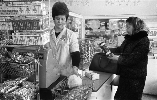 DEU, Germany, Dortmund: Personalities from politics, business and culture from the years 1965-71. Dortmund supermarket ca. 1965, shopping. MR yes!, Europe