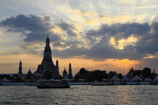 Wat Arun, Temple of Dawn, at sunset, Bangkok, Thailand, Asia