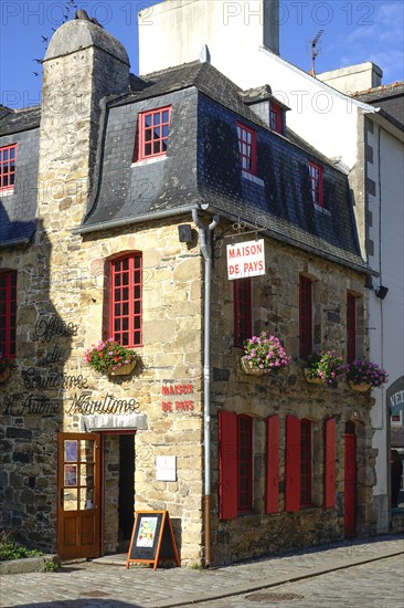 Rue du General de Gaulle in the old town centre of Le Faou with slate-roofed granite houses from the 16th century, Finistere department, Brittany region, France, Europe