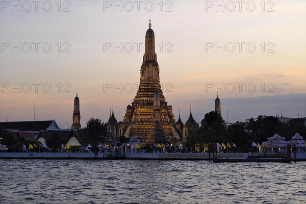 Wat Arun, Temple of Dawn, illuminated in the evening, Bangkok, Thailand, Asia