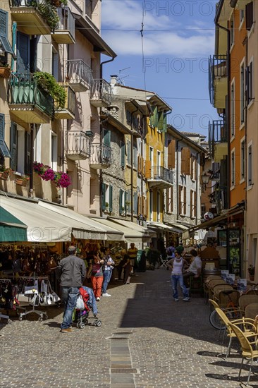Old town alley with shops and alleyway cafe, Garda, Lake Garda, Veneto, Province of Verona, Italy, Europe