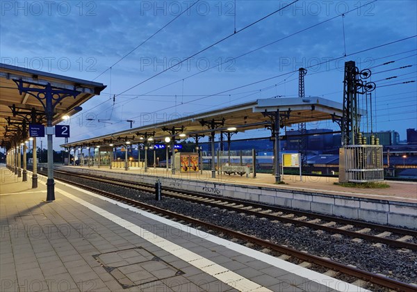 Deserted platform in the early morning, main railway station, Witten, North Rhine-Westphalia, Germany, Europe