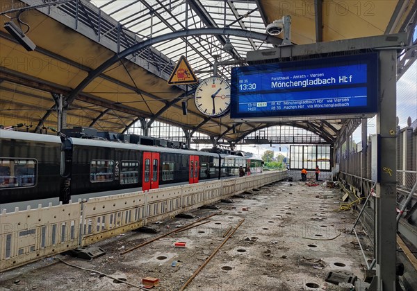 Construction work on the platform, main railway station, Krefeld, North Rhine-Westphalia, Germany, Europe