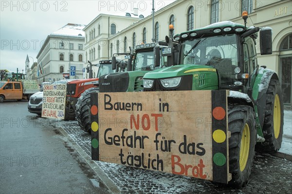Tractors at the central rally, farmers' protest, Odeonsplatz, Munich, Upper Bavaria, Bavaria, Germany, Europe