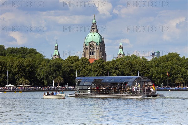 Excursion boat with tourists at the artificial lake Maschsee and the New City Hall, Neues Rathaus in the background, Hanover, Lower Saxony, Germany, Europe