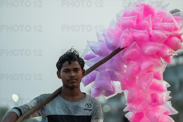 Candyfloss sales, promenade, former French colony of Pondicherry or Puducherry, Tamil Nadu, India, Asia