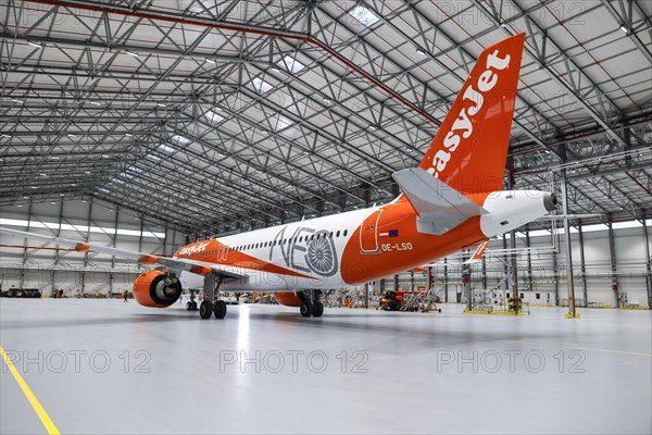 An easyJet Airbus A320 neo stands in the newly opened easyJet maintenance hangar. The entire European easyJet fleet is now maintained at the Schoenefeld site, 11.01.2023