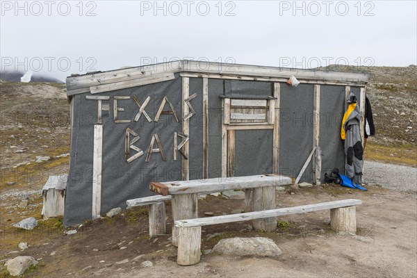 Texas Bar, old fur trapper cabin at Worsleyhamna, Liefdefjorden, Liefdefjord, Svalbard, Spitsbergen, Norway, Europe