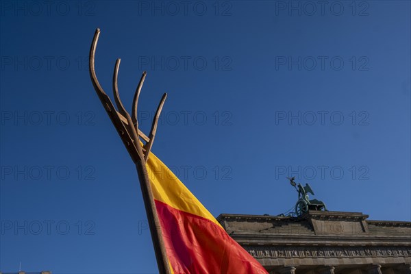 Germany, Berlin, 08.01.2024, Protest by farmers in front of the Brandenburg Gate, fork, fork, quadriga, nationwide protest week against the policies of the traffic light government and cuts for farms, Europe