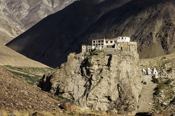 Bardan Gompa, the dramatically located Buddhist monastery of the Bardan village in Zanskar, the sub-region of Ladakh in Northern India. Many inhabitants of the region, also called Little Tibet, follow Tibetan Buddhism and this monastery belong to the Drukpa Lineage, order or sect of the Kagyu tradition. Photographed late in the summer. Lungnak Valley in the Zanskar Range of the Himalayas. Kargil District, Union Territory of Ladakh, India, Asia