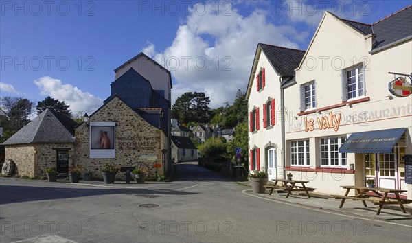 Bridge with Moulin du Pont mill at the mouth of La Mignonne into the Bay of Brest, Daoulas, Finistere Pen ar Bed department, Bretagne Breizh region, France, Europe