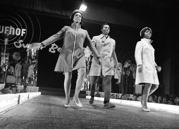 DEU, Germany, Dortmund: Personalities from politics, business and culture from the years 1965-71. Dortmund. Fashion show at Kaufhof ca. 1965, Europe