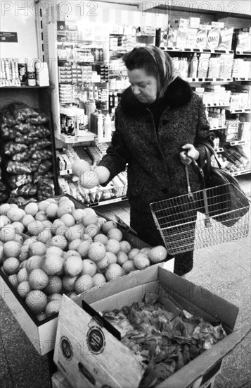 DEU, Germany, Dortmund: Personalities from politics, business and culture from the years 1965-71. Dortmund supermarket ca. 1965, shopping. MR yes!, Europe