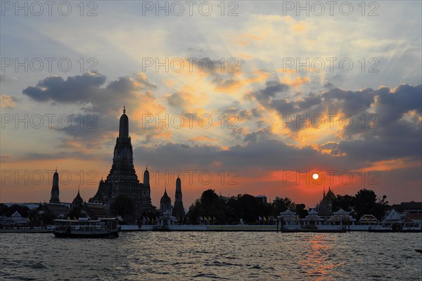 Wat Arun, Temple of Dawn, at sunset, Bangkok, Thailand, Asia