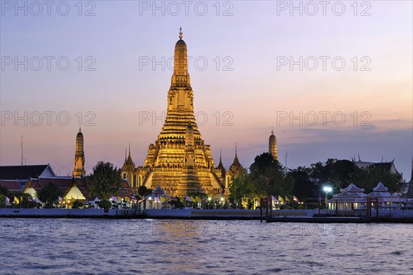 Wat Arun, Temple of Dawn, illuminated in the evening, Bangkok, Thailand, Asia