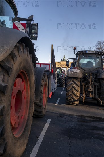 Germany, Berlin, 08.01.2024, Protest by farmers in front of the Brandenburg Gate, nationwide protest week against the policies of the traffic light government and cuts for farms, Europe