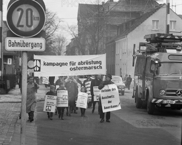 DEU, Germany, Dortmund: Personalities from politics, business and culture from the years 1965-71. Peace movement. Easter March 1968, Europe