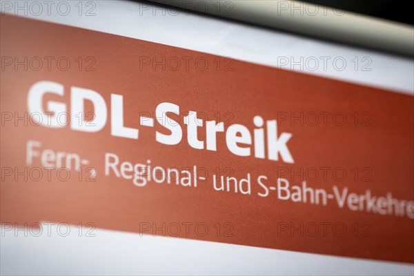 A sign at Berlin Central Station refers to the GDL railway strike. Today is the second day of the strike by the train drivers' union GDL, on which train cancellations are to be expected. Berlin, 11.01.2024