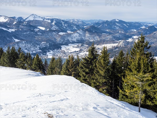 Winter atmosphere, snowy landscape, view from the Schafbergalm to the Mondsee, near St. Wolfgang am Wolfgangsee, Salzkammergut, Upper Austria, Austria, Europe