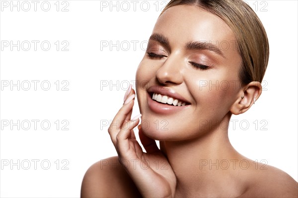 Beauty portrait of model with natural make-up. Fashion shiny highlighter on skin, sexy gloss lips make-up High quality photo