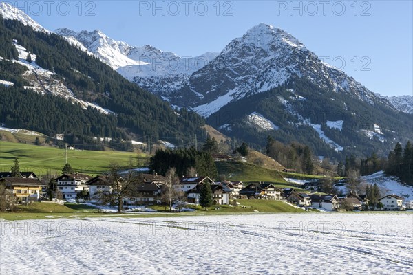 Fischen-Au, behind Entschenkopf and Rubihorn, Illertal, Oberallgaeu, Allgaeu, Bavaria, Germany, Europe