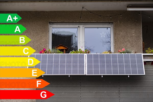 Balcony power station on an apartment block, diagram with energy efficiency classes for buildings in accordance with the GEG, Duesseldorf, Germany, energy efficiency, Europe