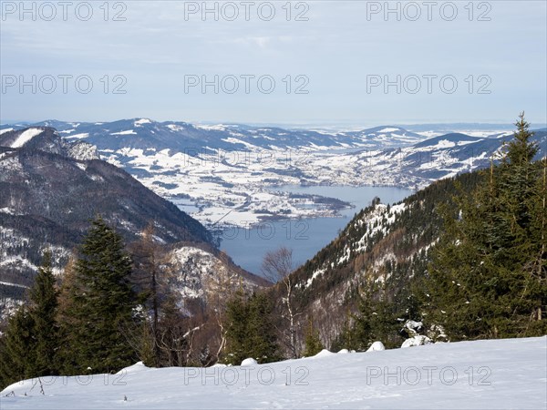 Winter atmosphere, snowy landscape, view from the Schafbergalm to the Mondsee, near St. Wolfgang am Wolfgangsee, Salzkammergut, Upper Austria, Austria, Europe