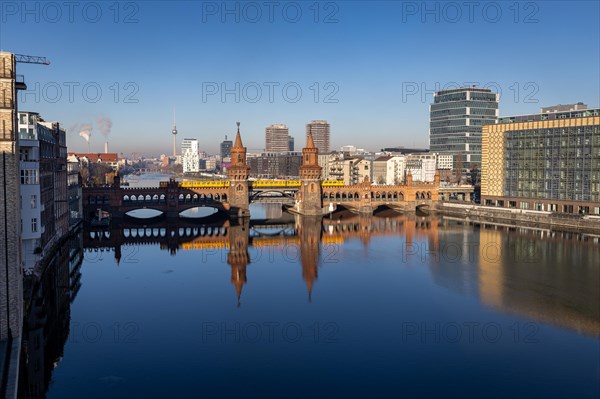 Oberbaum Bridge over the Spree, underground train BVG, city view Berlin, Friedrichshain-Kreuzberg, Berlin, Germany, Europe