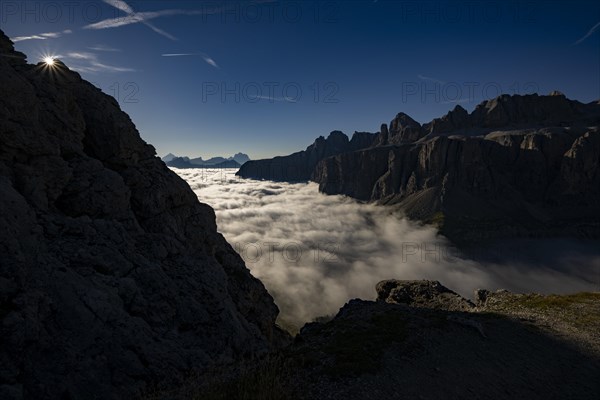 Sun star with rocky peaks of the Dolomites, Corvara, Dolomites, Italy, Europe