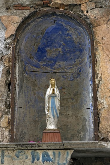 Figure of the Virgin Mary in a niche in a wall of an empty temple, 15th century, historic centre, Genoa, Italy, Europe