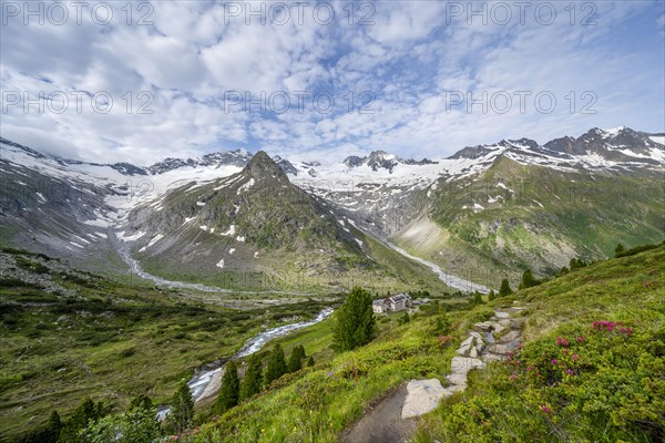 Picturesque mountain landscape, mountain hut Berliner Huette, mountain summit Steinmandl, summit Grosser Moeseler and glacier Waxeggkees and Hornkees, Berliner Hoehenweg, Zillertal Alps, Zillertal, Tyrol, Austria, Europe