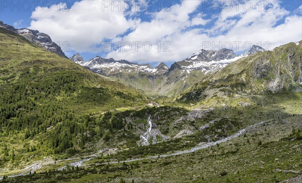 Picturesque mountain landscape, rocky mountain peaks with snow, valley Zemmgrund with Zemmbach and mountain hut Berliner Huette, mountain panorama with summit Zsigmondyspitze and Grosser Moerchner, Berliner Hoehenweg, Zillertal Alps, Tyrol, Austria, Europe