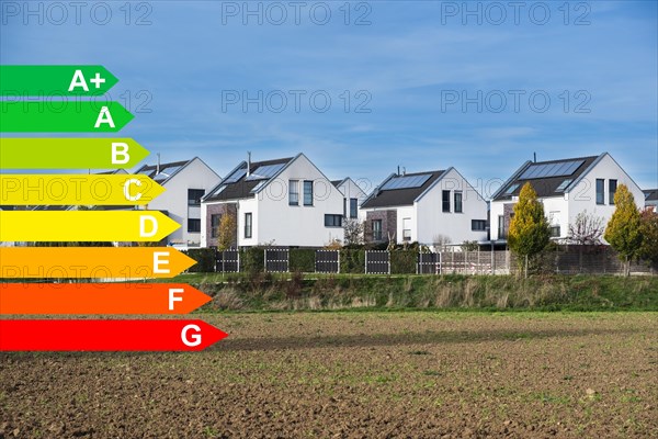 Solar systems on the houses of a new housing estate, diagram with energy efficiency classes for buildings according to the GEG, Duesseldorf, Germany, energy efficiency, Europe