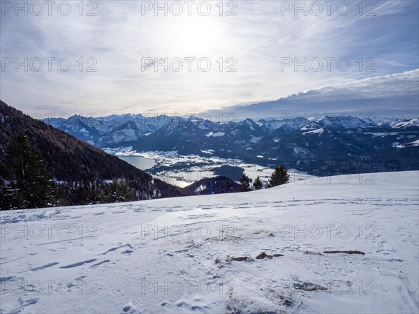 Winter mood, snow-covered landscape, snow-covered alpine peaks, view from the Schafbergalm to Lake Wolfgangsee, near St. Wolfgang am Wolfgangsee, Salzkammergut, Upper Austria, Austria, Europe