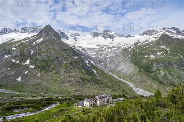 Picturesque mountain landscape, mountain hut Berliner Huette, mountain summit Steinmandl, summit Grosser Moeseler and glacier Waxeggkees and Hornkees, Berliner Hoehenweg, Zillertal Alps, Zillertal, Tyrol, Austria, Europe