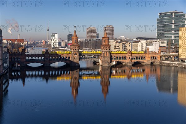 Oberbaum Bridge over the Spree, underground train BVG, city view Berlin, Friedrichshain-Kreuzberg, Berlin, Germany, Europe