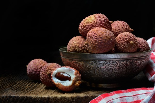 Lychee, lychees in peel