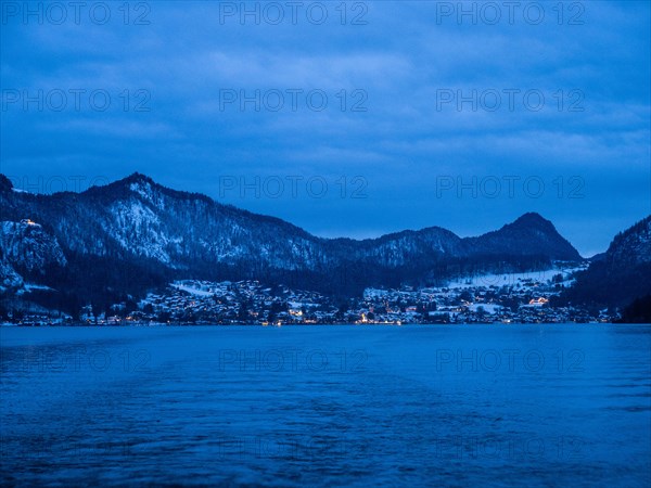 Winter mood, view over Lake Wolfgangsee, St. Gilgen am Wolfgangsee in the background, blue hour, Salzkammergut, Flachgau, Salzburg province, Austria, Europe