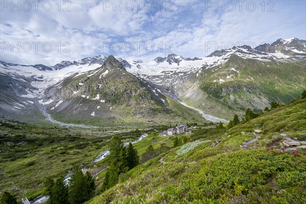 Picturesque mountain landscape, mountain hut Berliner Huette, mountain summit Steinmandl, summit Grosser Moeseler and glacier Waxeggkees and Hornkees, Berliner Hoehenweg, Zillertal Alps, Zillertal, Tyrol, Austria, Europe