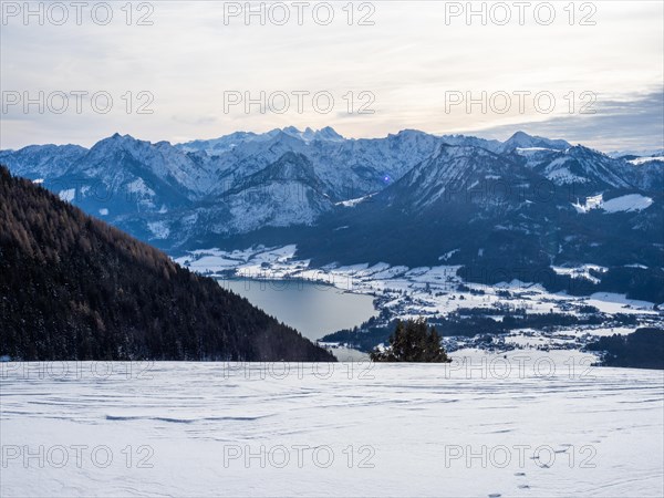 Winter mood, snow-covered landscape, snow-covered alpine peaks, view from the Schafbergalm to Lake Wolfgangsee, near St. Wolfgang am Wolfgangsee, Salzkammergut, Upper Austria, Austria, Europe