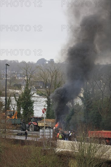 Farmers with tractors, craftsmen with vans and lorry drivers block the closed bridge Pont de l'iroise between Brest and Plougastel-Daoulas and burn car tyres, protest action for better pay and reduction of bureaucracy, department Finistere Penn-ar-Bed, Bretagne Breizh region, France, Europe